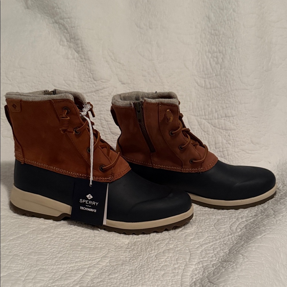 NWT Sperry Women’s Maritime Rebel Tan/Navy Boot STS82664